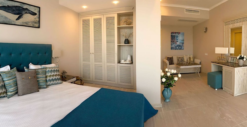 Junior Suite (Landscape View)