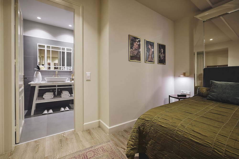 Junior Studio Suite, Garden View (Garden Suite, Semi Basement) photo 3