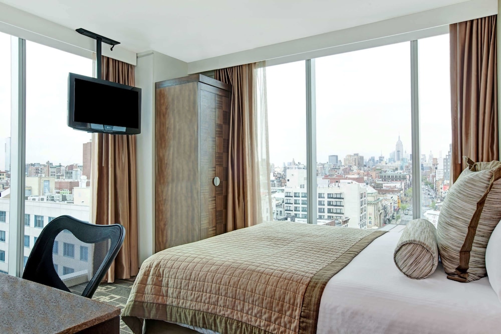 Deluxe Room, 1 Queen Bed, Non Smoking (Manhattan View, wellness)