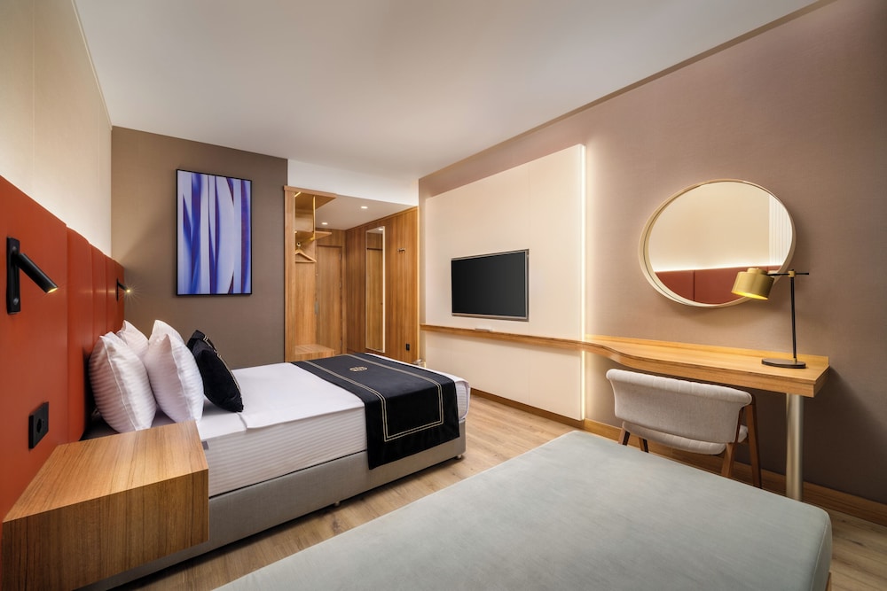 Standard Room, 1 Double Bed, Accessible, Non Smoking (Walk-in Shower) photo 1