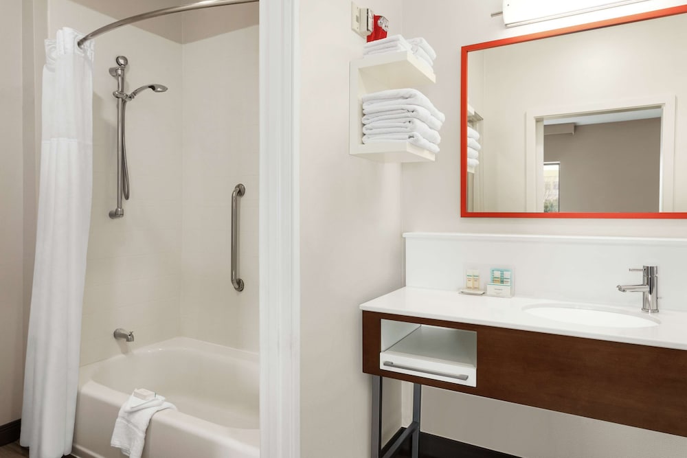 Room, 2 Queen Beds, Accessible, Bathtub