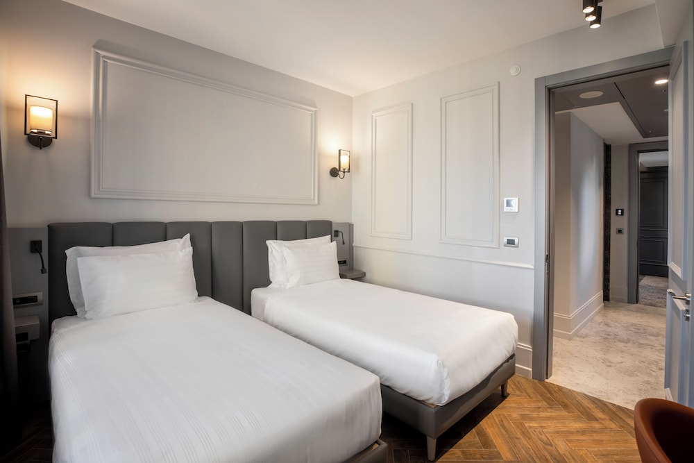 Family Suite, Multiple Beds, City View photo 3