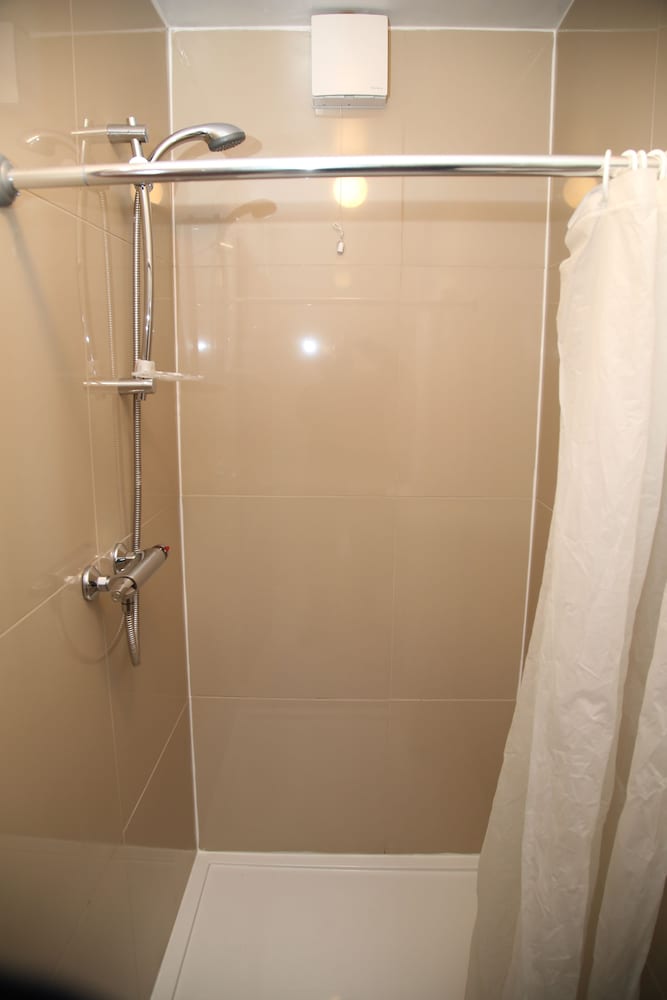 Quadruple Room, Ensuite photo 3