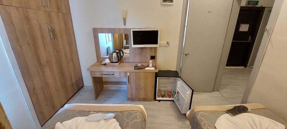 Basic Twin Room, Mixed Dorm, Smoking, City View photo 2