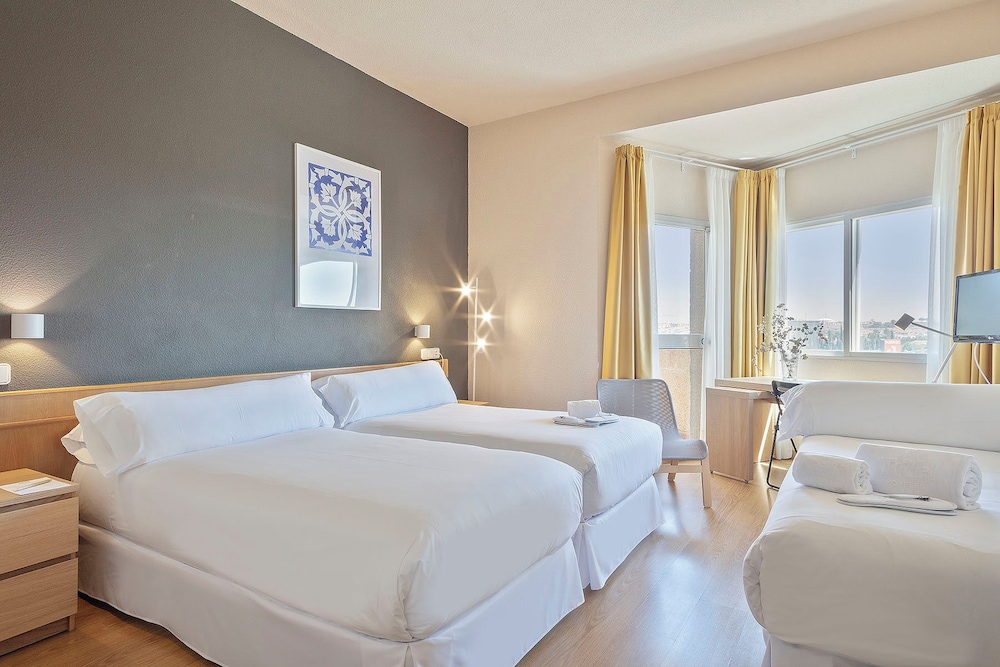 Twin Room (+ Extra Bed)