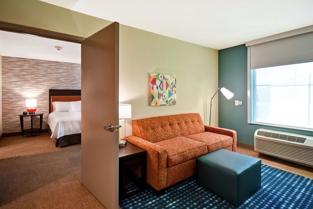 Suite, 1 King Bed, Accessible (Mobility & Hearing, Roll-in Shower) photo 3