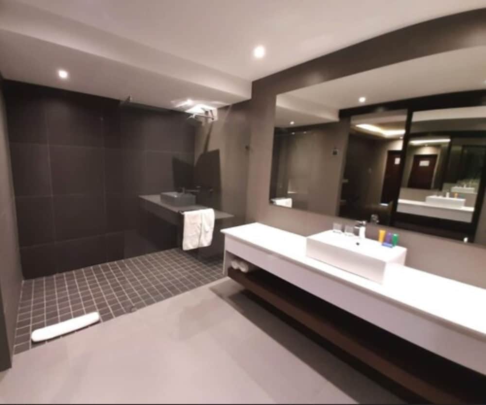 Deluxe Room - Photo 5
