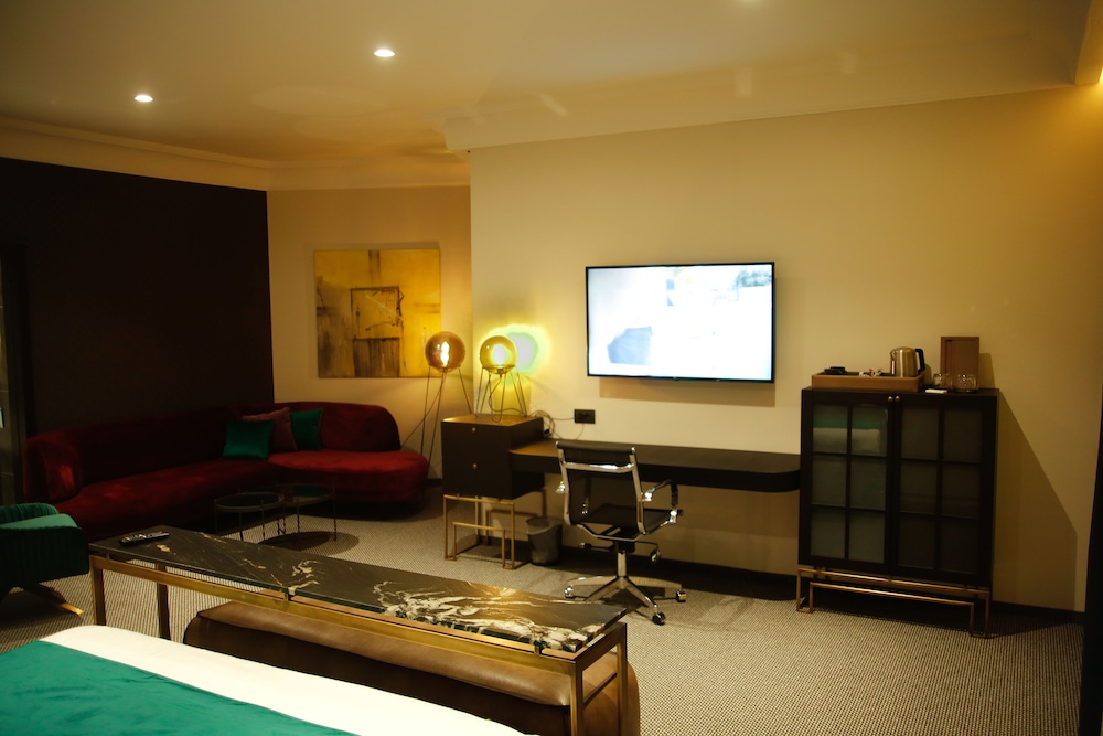 Executive Suite, 1 Queen Bed, City View photo 2