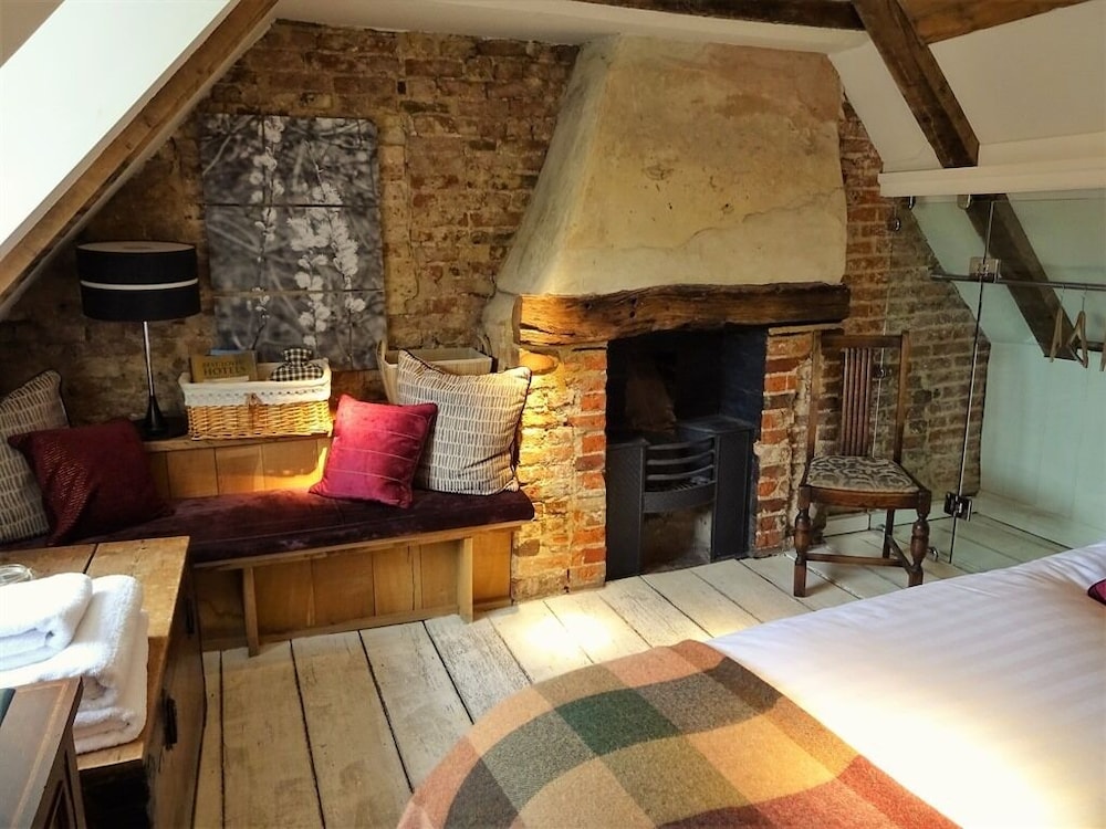Deluxe Double Room, Ensuite (KING) - Photo 9