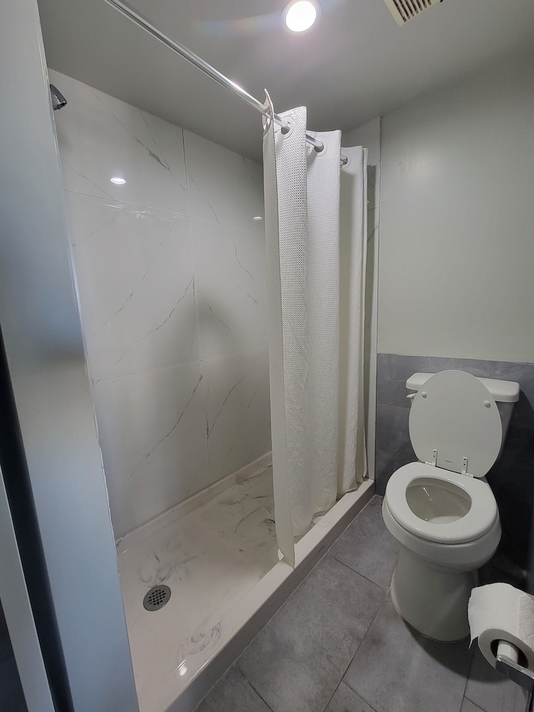 Standard Single Room, 1 Queen Bed - Photo 9