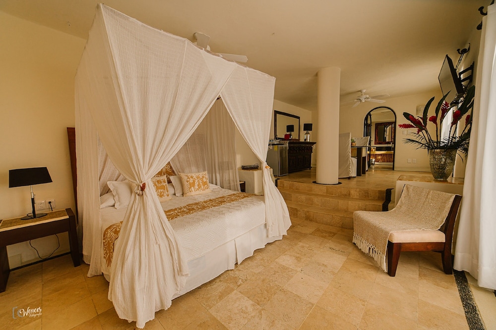 Romantic Suite, 1 King Bed, Private Pool, Ocean View photo 3