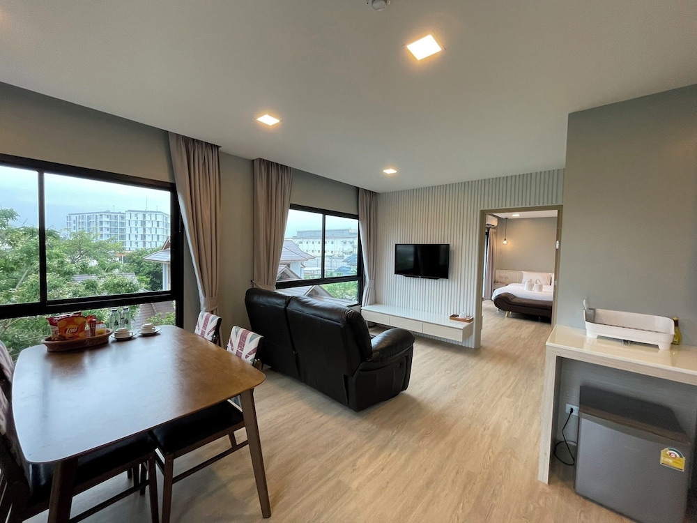 Family Room, Hill View