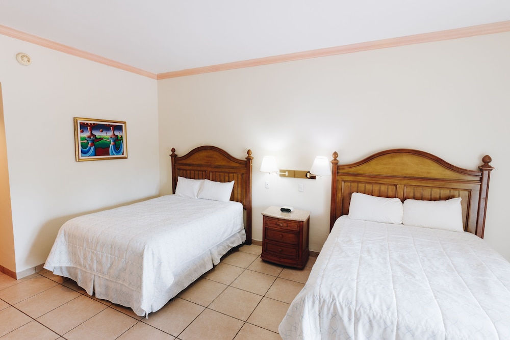 Standard Room, 2 Queen Beds, Pool View photo 2