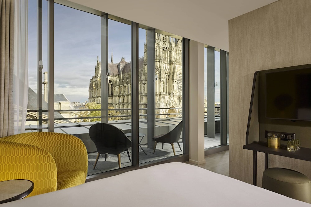 Junior Suite, 1 King Bed, Balcony (Cathedral View) - Photo 9