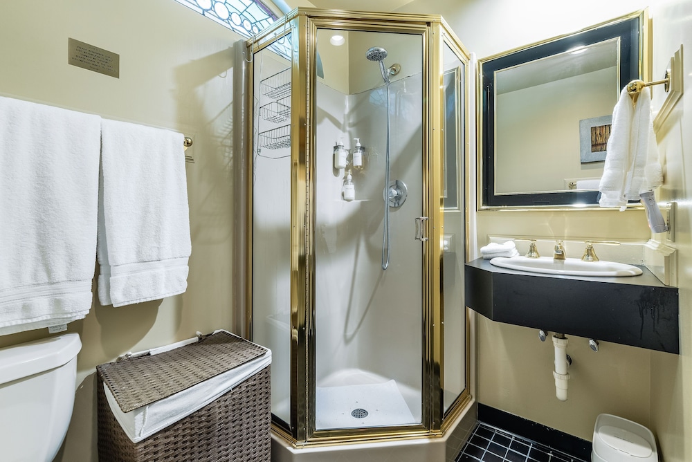 Deluxe Queen Room 306 Detached Private Bathroom City View photo 2