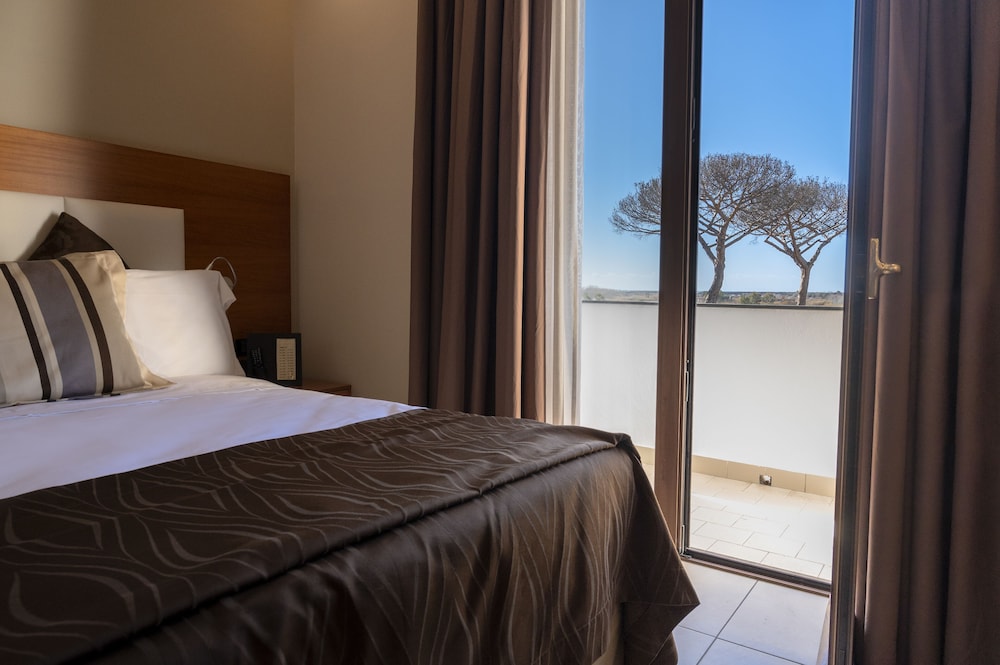 Deluxe Studio, 1 Queen Bed, Kitchen, Pool View photo 3