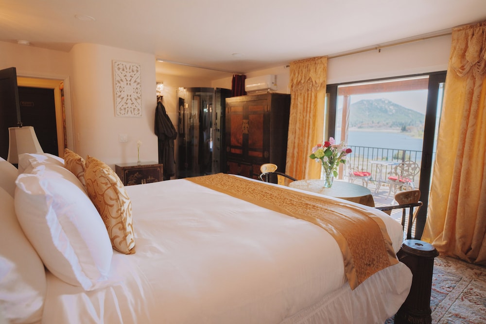Panoramic Studio, Bathtub, Lake View - Photo 1