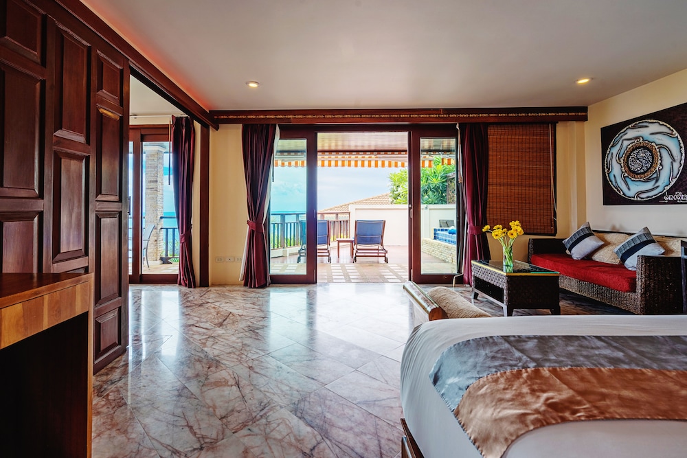 1 Bedroom Pool Suite photo 3