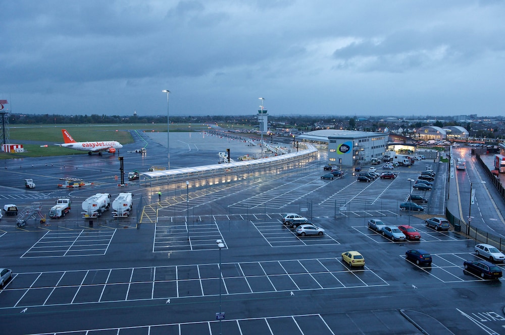 Standard Room, 1 Double Bed (Airport View) - Photo 8