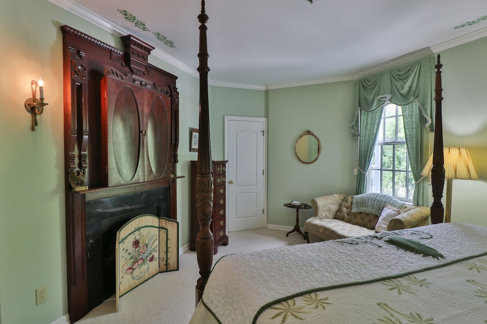 Carolina Room photo 2