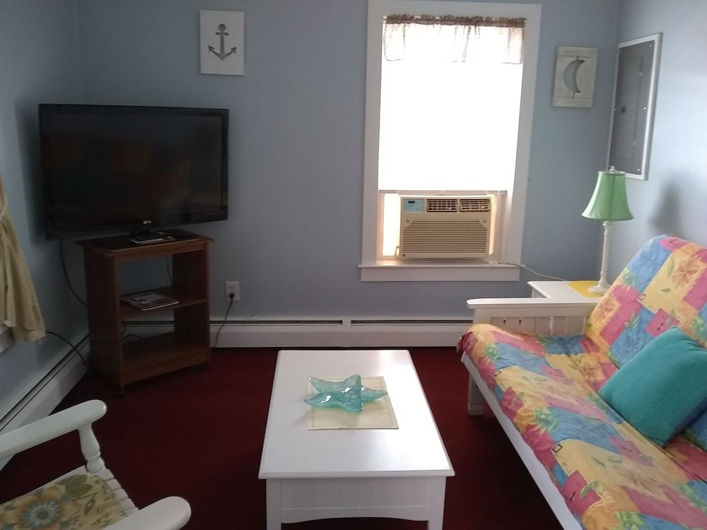 Apartment #4 - 2 bedrooms, full kitchen, enclosed front porch, 2nd floor photo 1