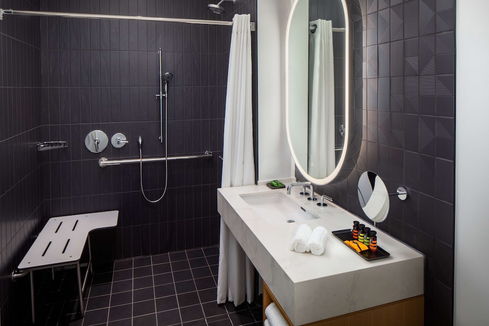 Studio, 1 King Bed, Accessible (Roll-In Shower) - Photo 6