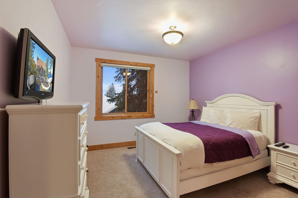House, Multiple Beds, Patio, Mountain View (Skislope Sanctuary) photo 1