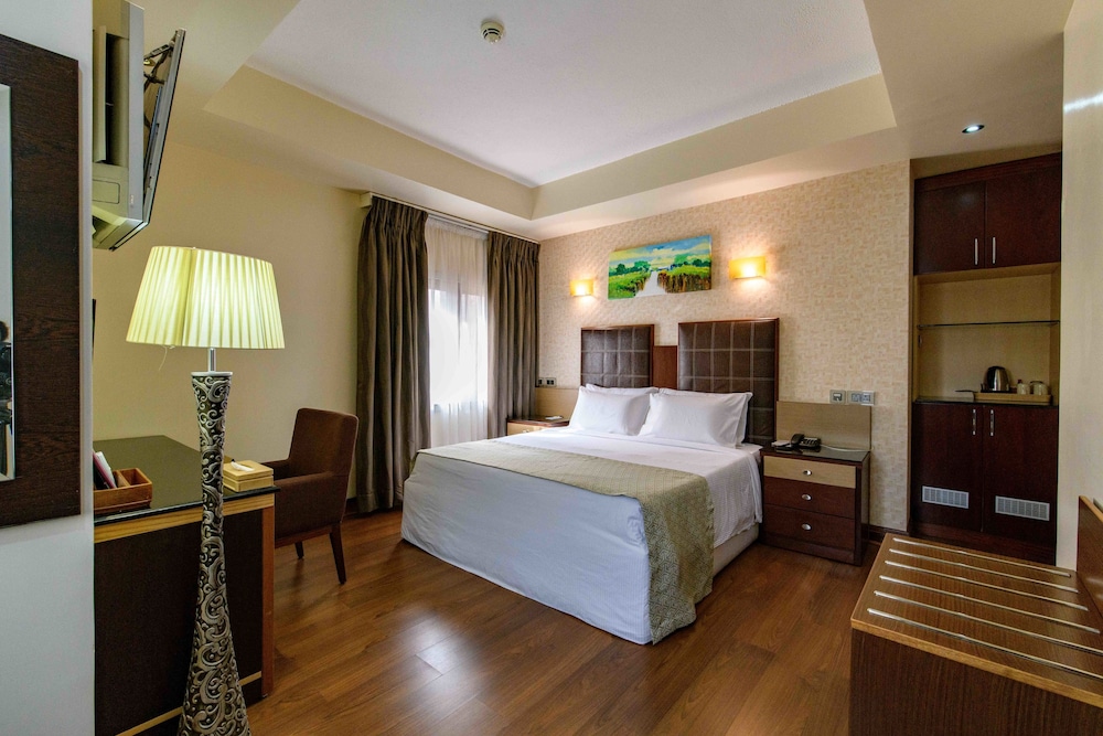 Superior Room, 1 King Bed photo 2