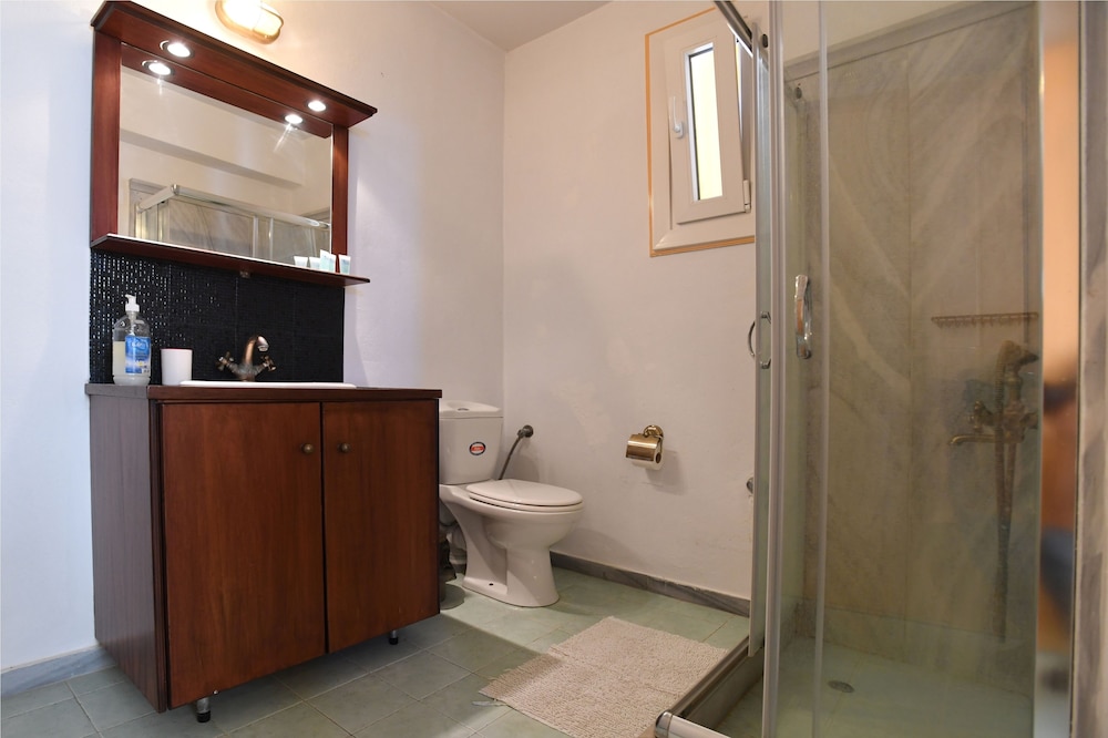 Basic House, 2 Bedrooms photo 2