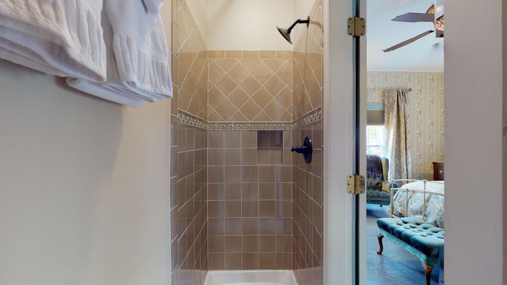 Room, Private Bathroom (Frenchmans Bay - Queen Fireplace Room) photo 2