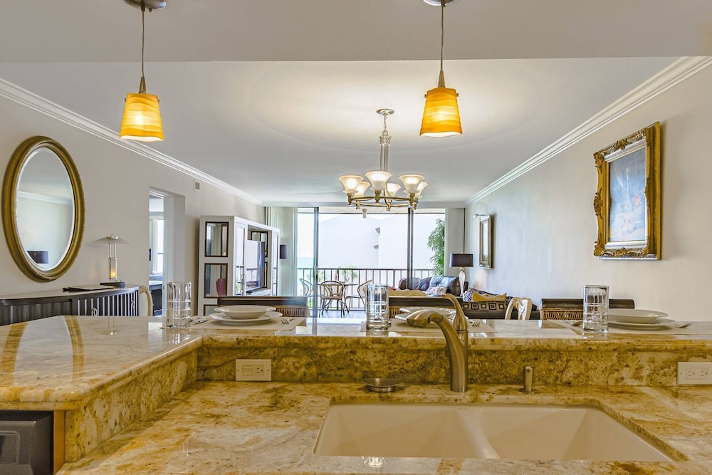 Condo (Siesta Breakers Ocean Views, 5th Floo) photo 2