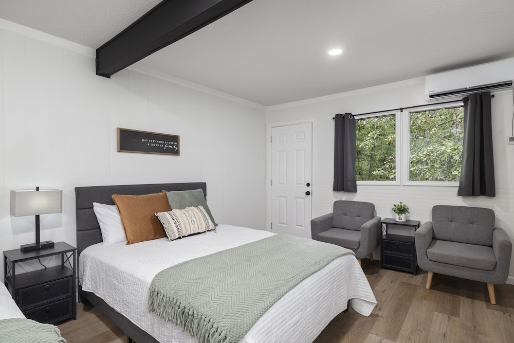 Deluxe Studio Suite, 2 Queen Beds, Balcony, Valley View photo 3
