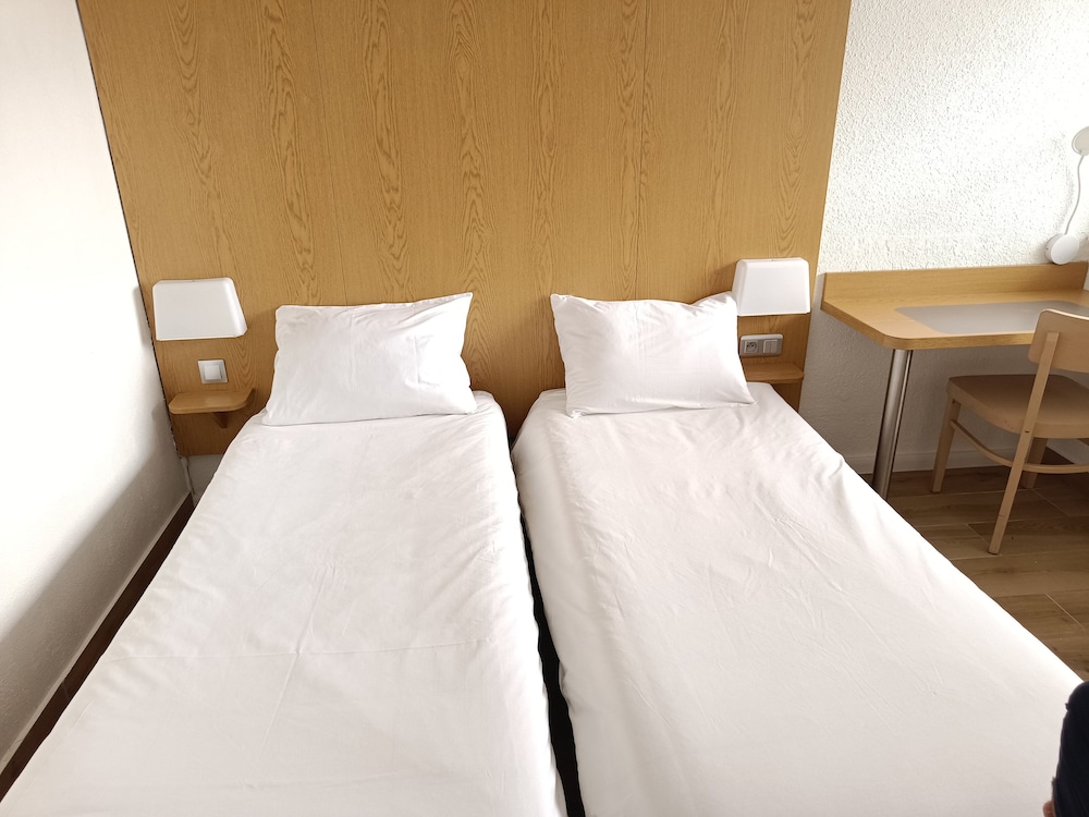 Standard Room, 2 Twin Beds photo 3