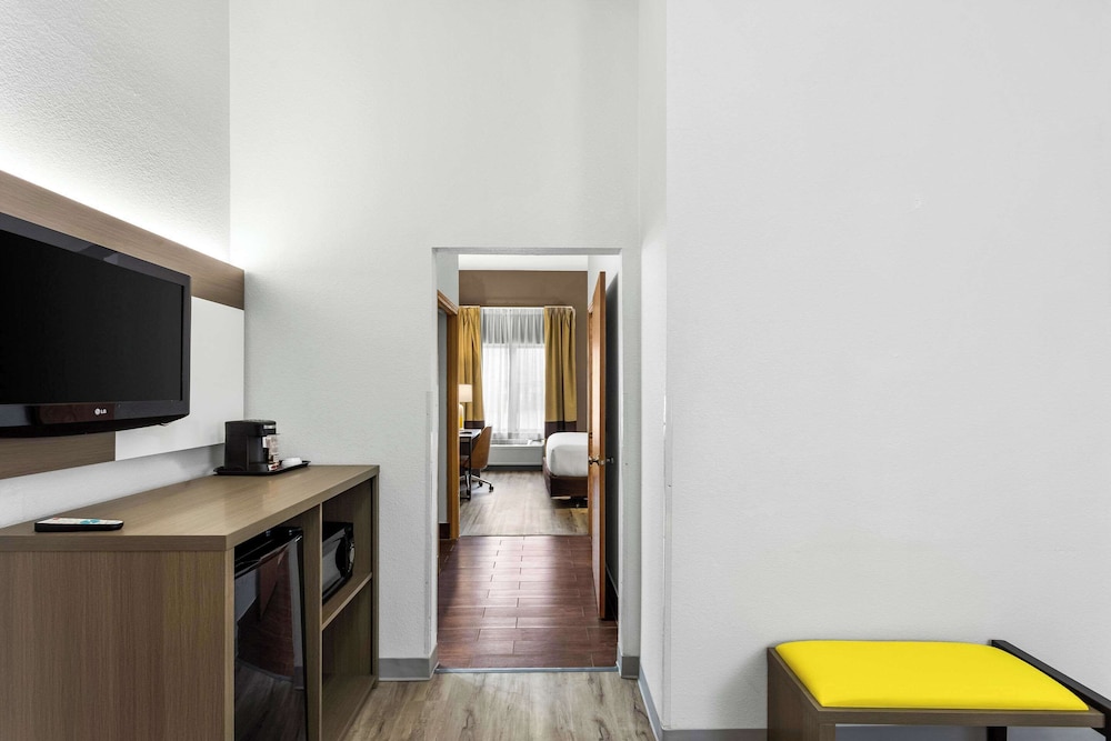 Suite, 1 King Bed, Accessible, Roll-in Shower, Non Smoking - Photo 4