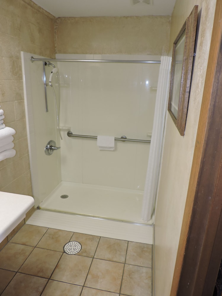 Standard Room, 2 Queen Beds, Accessible, Ground Floor photo 2