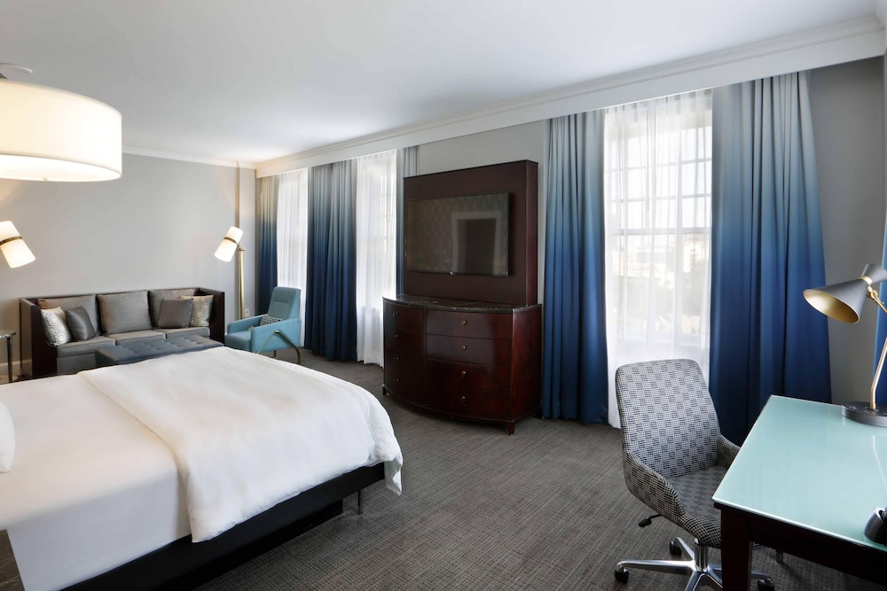 Suite, 1 King Bed with Sofa bed photo 3