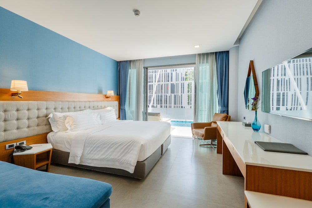 Deluxe Pool Facing Double or Twin Room photo 2