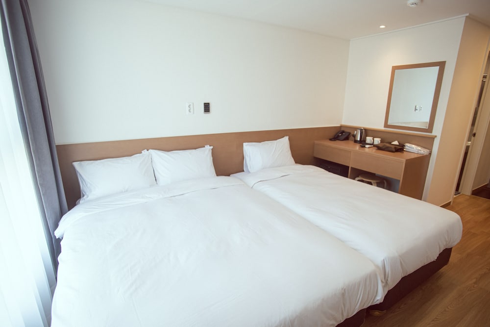 Family Twin Room - Photo 3