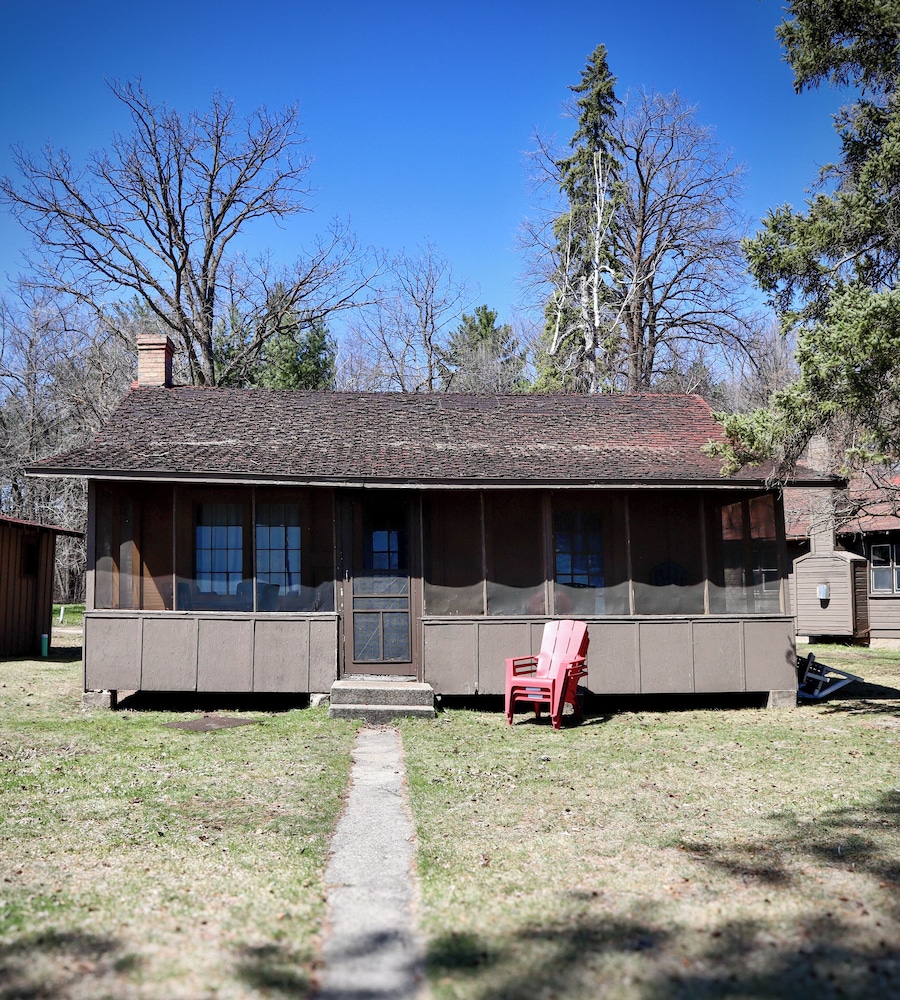Two Bedroom Cottage #23, 1 queen and 2 double beds photo 3