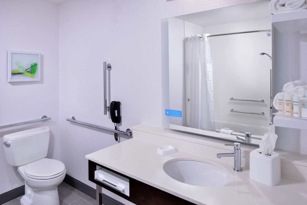 Room, 2 Queen Beds, Accessible, Bathtub photo 3