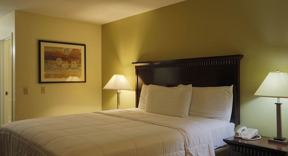 Standard Room, 1 King Bed photo 3