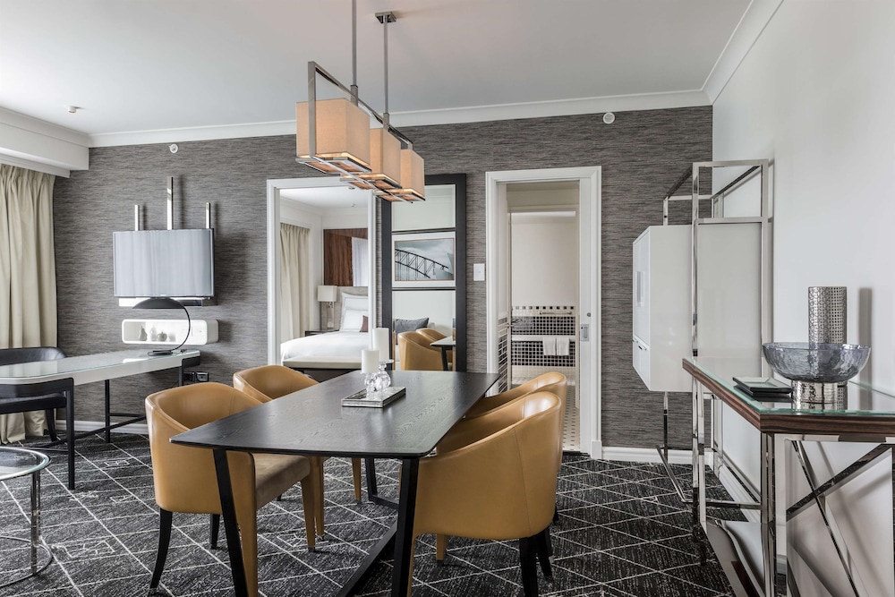 Executive Suite, 1 King Bed with Sofa bed, Club Lounge Access (Living Room)