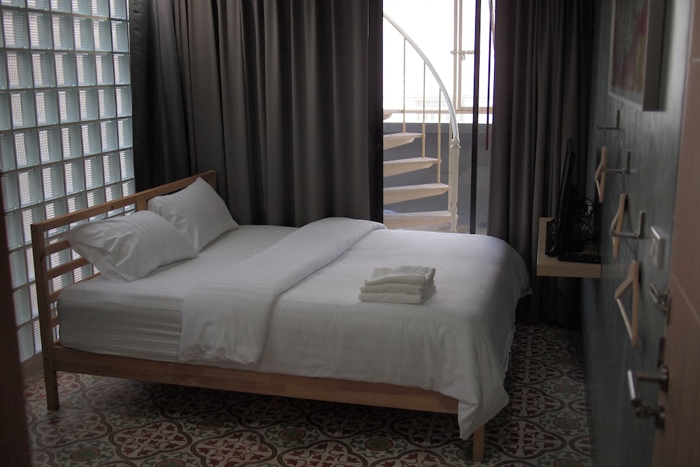 WXL Superior: King Room with Private Bathroom photo 3