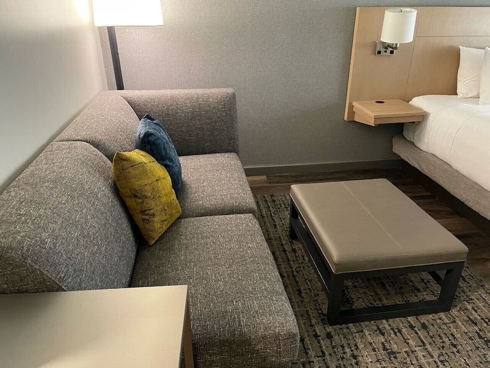 Premium Room, Multiple Beds, Accessible, Bathtub - Photo 4