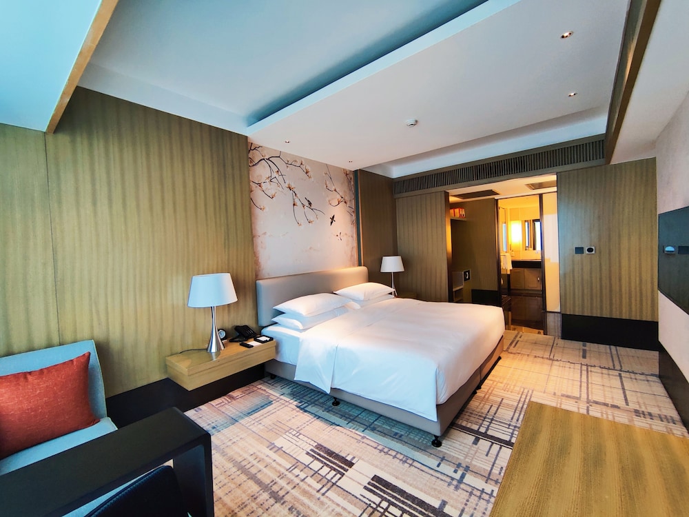 Signature Suite, 1 King Bed, City View