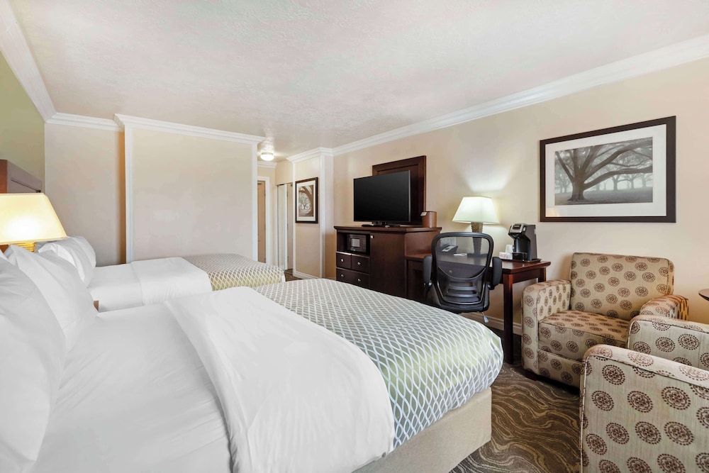 Standard Room, 2 Queen Beds, Non Smoking, Refrigerator - Photo 2