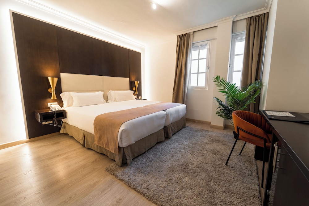 Deluxe Double Room thumbnail 6