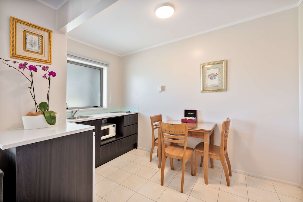 Standard Room, Multiple Beds, Non Smoking, Kitchen (Dining Table) - Photo 2
