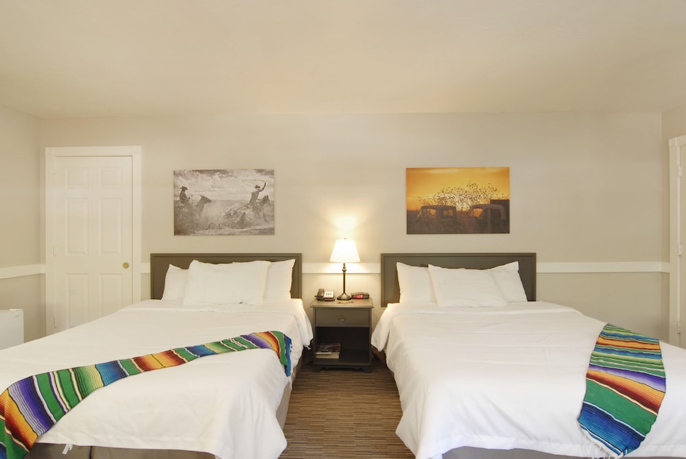 Room, 2 Queen Beds photo 2