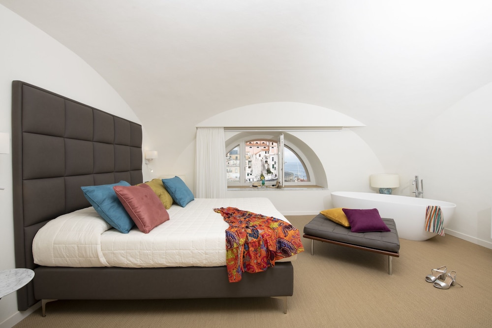 Deluxe Double Room, Bathtub, City View - Photo 1